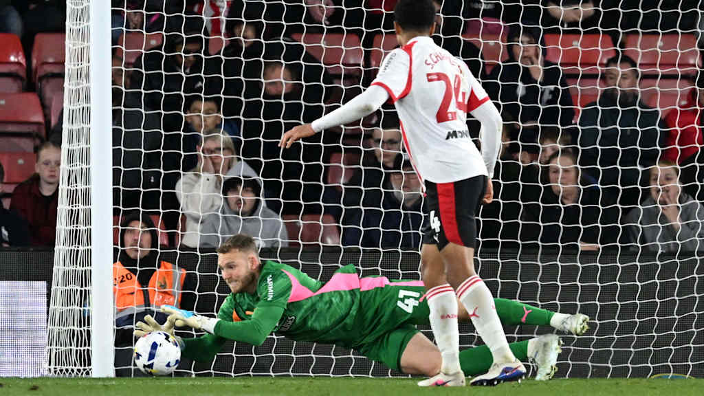 Daniel Peretz fängt den Ball am Boden.