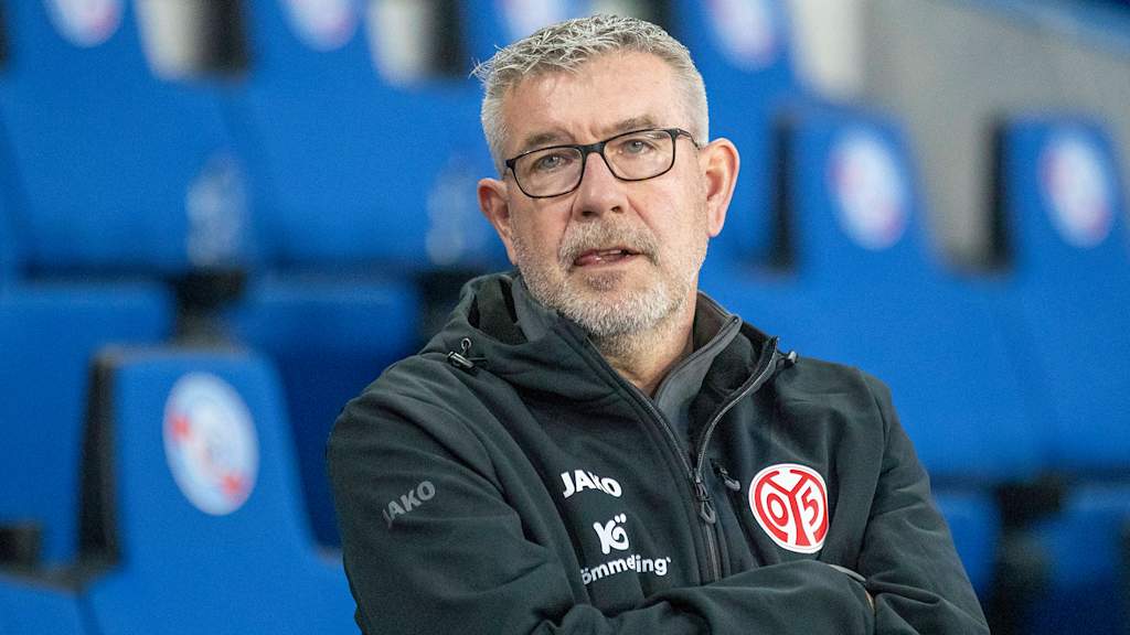 Mainz-Trainer Urs Fischer mit verschränkten Armen