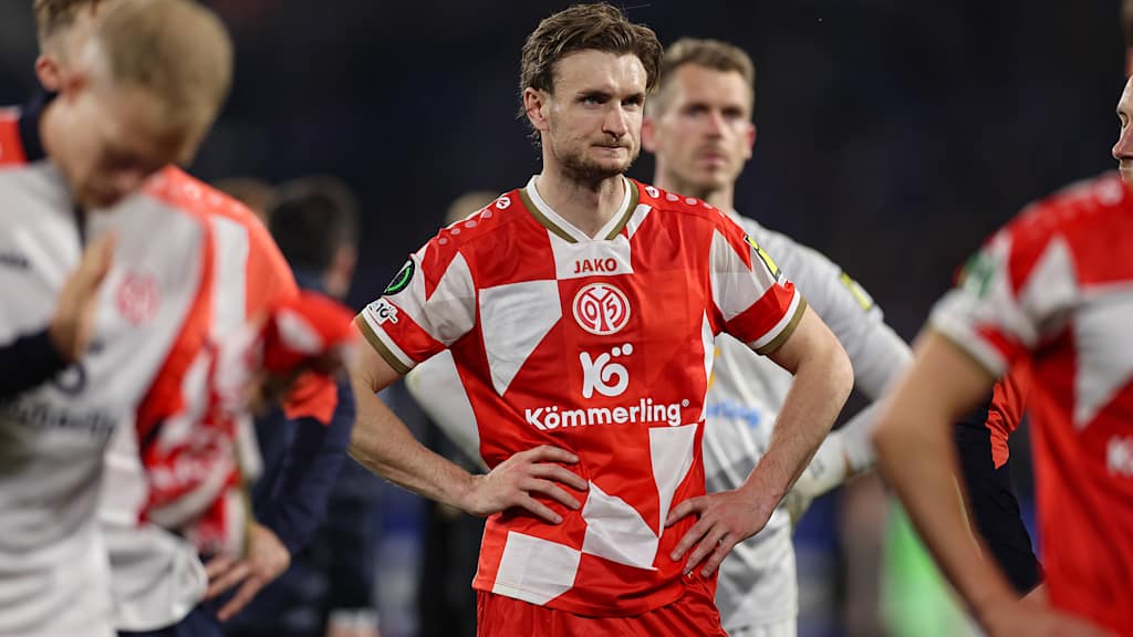 Stefan Posch blickt enttäuscht drein nach dem Mainzer Aus in der Conference League