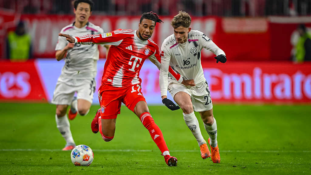 Michael Olise im Zweikampf während des Bundesliga-Heimspiels des FC Bayern gegen den 1. FSV Mainz 05