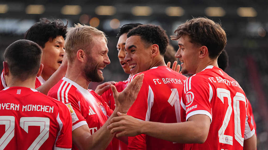 Jamal Musiala und Kollegen jubeln gemeinsam nach dem 1:0 im Bundesliga-Spiel des FC Bayern beim FC St. Pauli