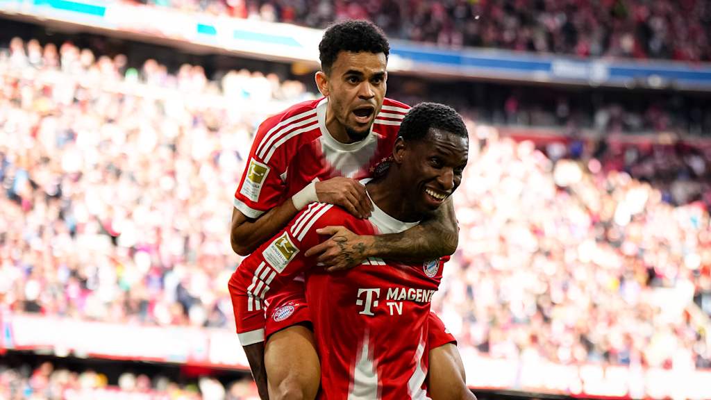 Nicolas Jackson jubelt mit Luis Díaz auf dem Rücken während des Bundesliga-Heimspiels des FC Bayern gegen den VfB Stuttgart