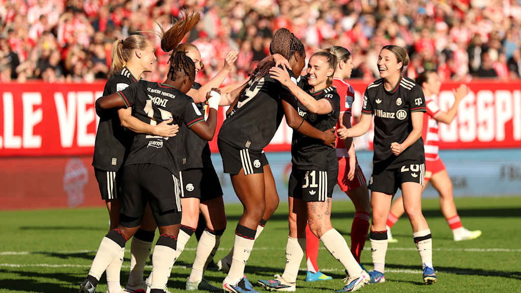 Die FC Bayern Frauen bejubeln das Führungstor in Berlin.