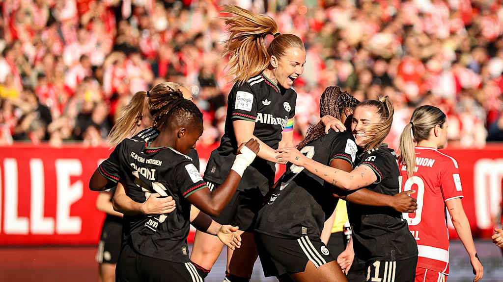 Glódís Perla Viggósdóttir, Georgia Stanway und Co. jubeln während des Gastspiels der FC Bayern Frauen in der Frauen-Bundesliga beim 1. FC Union Berlin