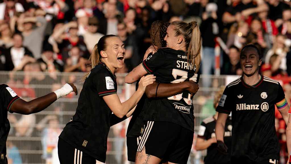 Die FC Bayern Frauen bejubeln den Führungstreffer in Berlin.