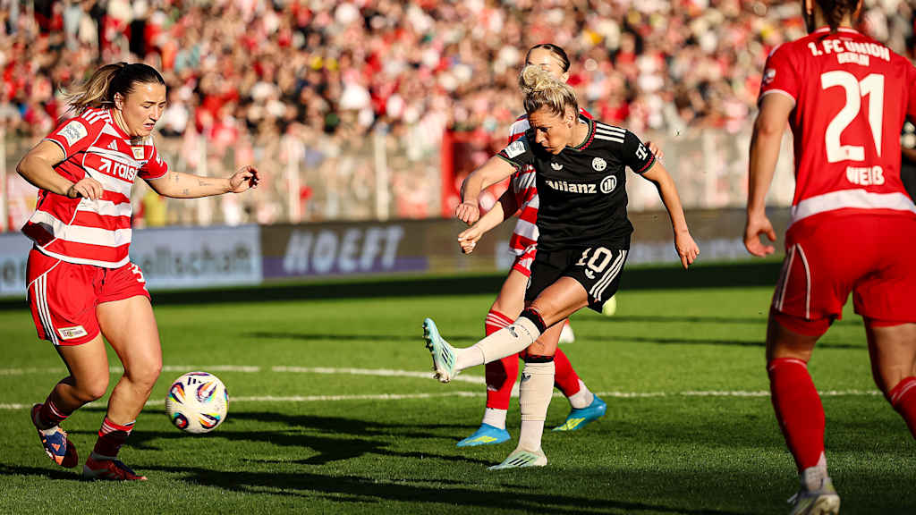 Linda Dallmann beim Torschuss während des Gastspiels der FC Bayern Frauen in der Frauen-Bundesliga beim 1. FC Union Berlin