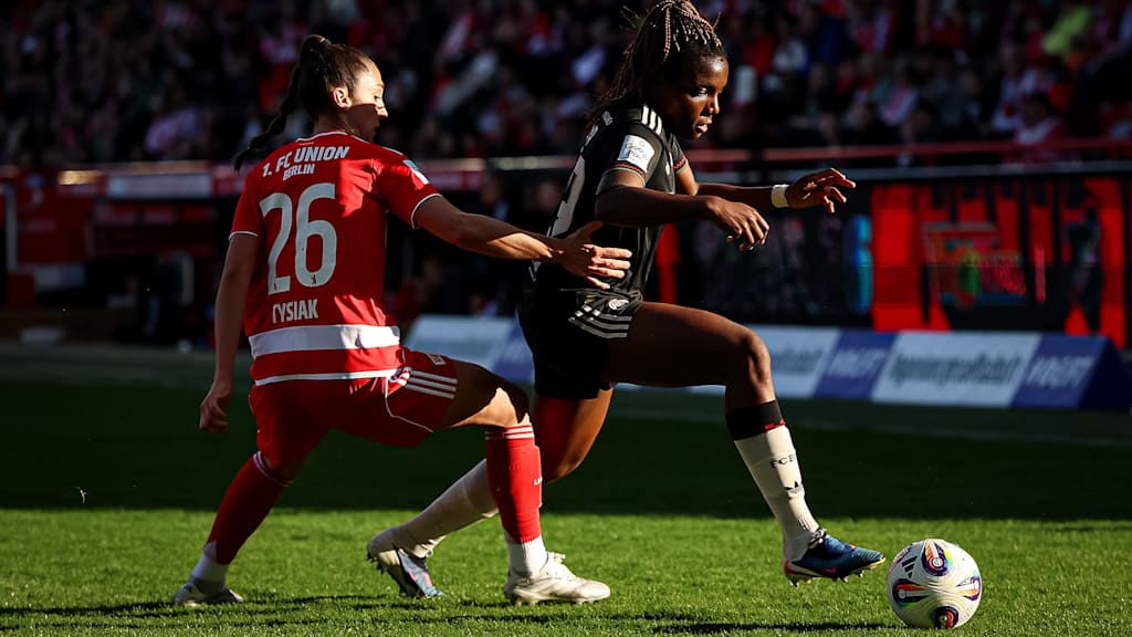 Edna Imade mit Ball am Fuß während des Gastspiels der FC Bayern Frauen in der Frauen-Bundesliga beim 1. FC Union Berlin