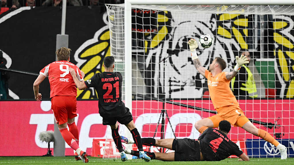 Harry Kane erzielt sein Tor zum 1:0 im DFB-Pokal-Halbfinale des FC Bayern bei Bayer 04 Leverkusen.