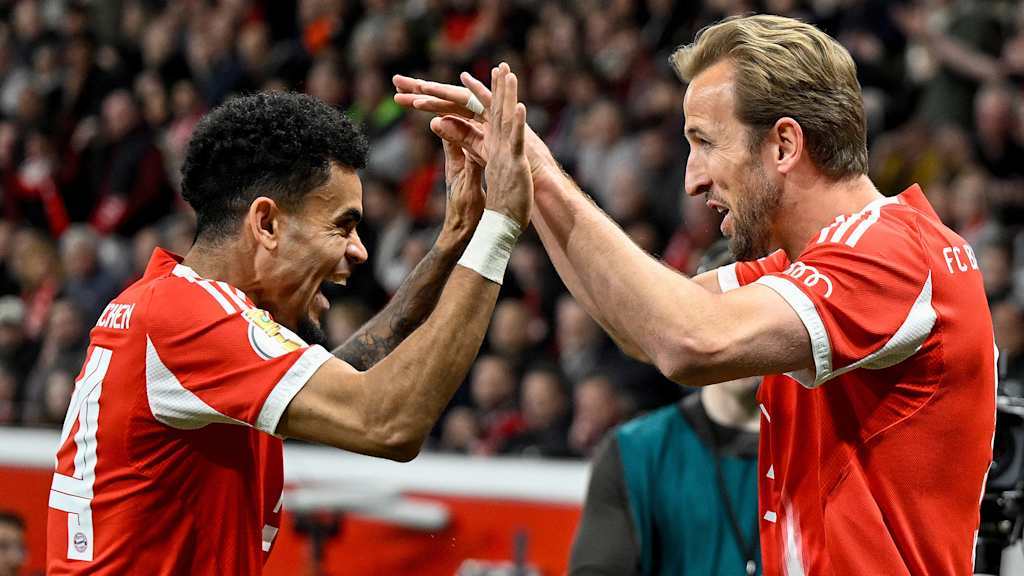 Luis Diaz und Harry Kane bejubeln das Tor zum 1:0 im DFB-Pokal-Halbfinale des FC Bayern bei Bayer 04 Leverkusen.
