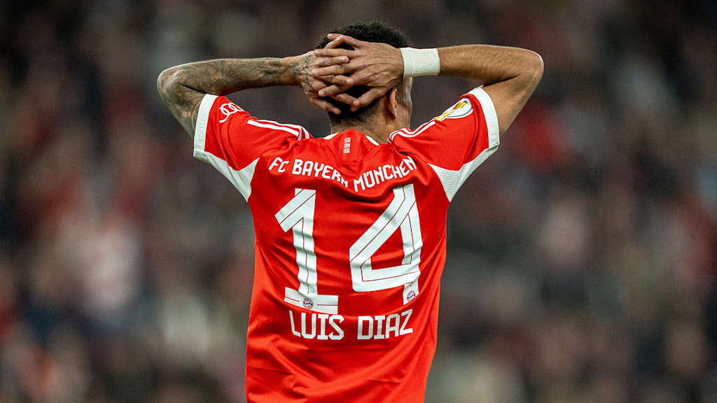 Luis Diaz ärgert sich nach seiner vergebenen Torchance im DFB-Pokal-Halbfinale des FC Bayern bei Bayer 04 Leverkusen.