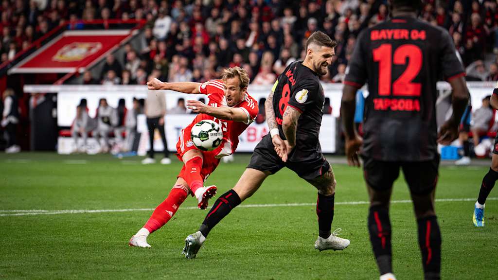 Harry Kane schießt auf das Tor im DFB-Pokal-Halbfinale des FC Bayern bei Bayer 04 Leverkusen.