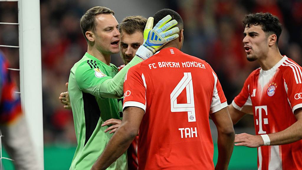 Manuel Neuer bejubelt eine Parade im DFB-Pokal-Halbfinale des FC Bayern bei Bayer 04 Leverkusen.