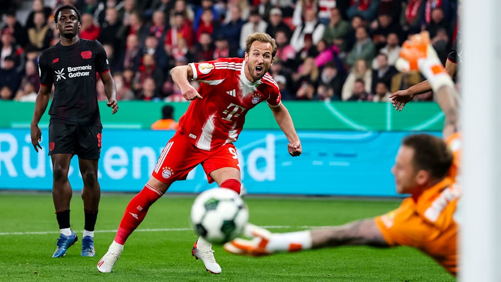 Harry Kane ärgert sich nach einer vergebenen Chance im DFB-Pokal-Halbfinale des FC Bayern bei Bayer 04 Leverkusen.