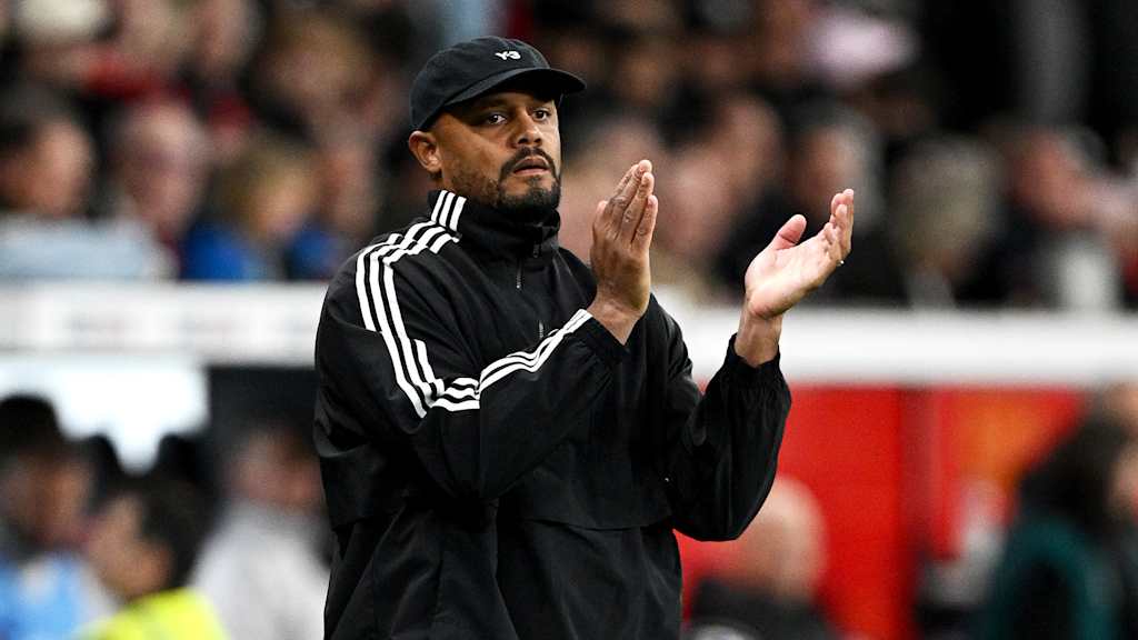 Vincent Kompany applaudiert im DFB-Pokal-Halbfinale des FC Bayern bei Bayer 04 Leverkusen.