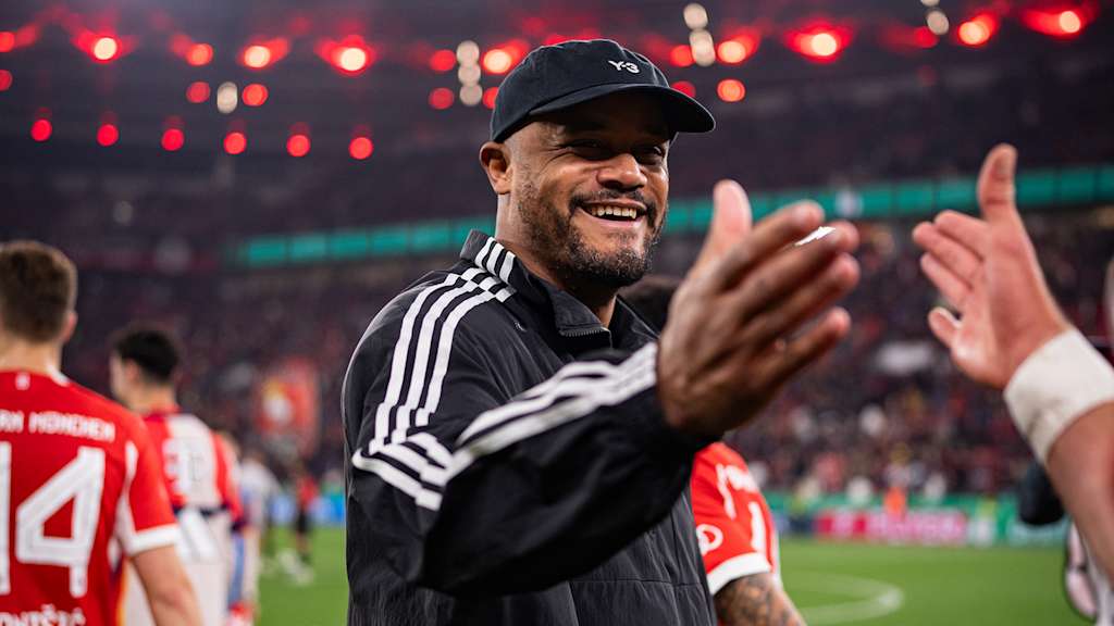 Vincent Kompany klatscht mit einem Spieler ab nach dem Sieg in Leverkusen