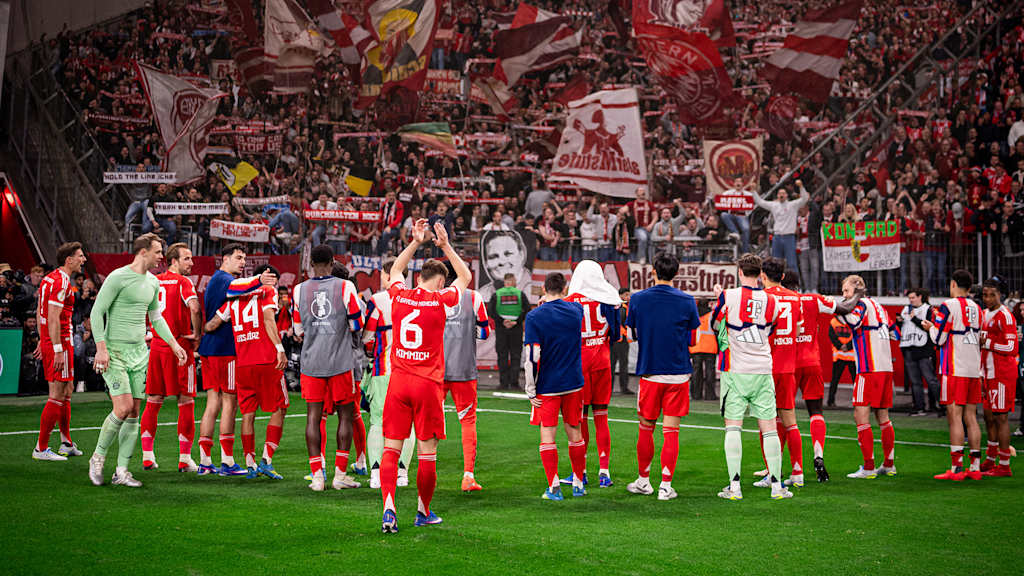 Spieler des FC Bayern jubeln nach dem Spiel in Leverkusen vor den Fans.