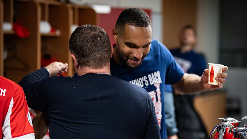 Max Eberl und Jonathan Tah nach dem Spiel des FC Bayern in Leverkusen in der Kabine.