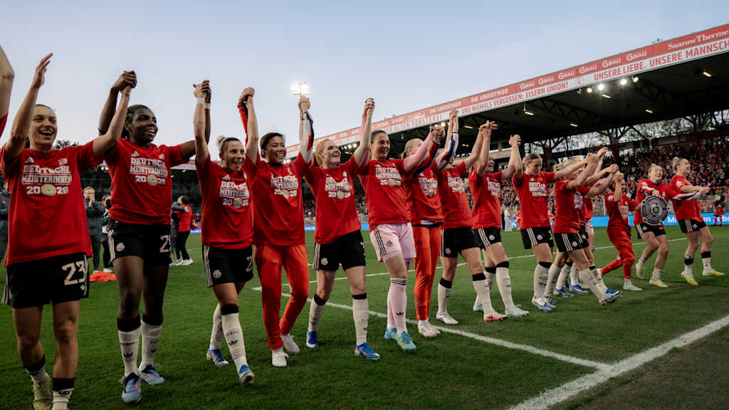 Die FC Bayern Frauen jubeln in Berlin