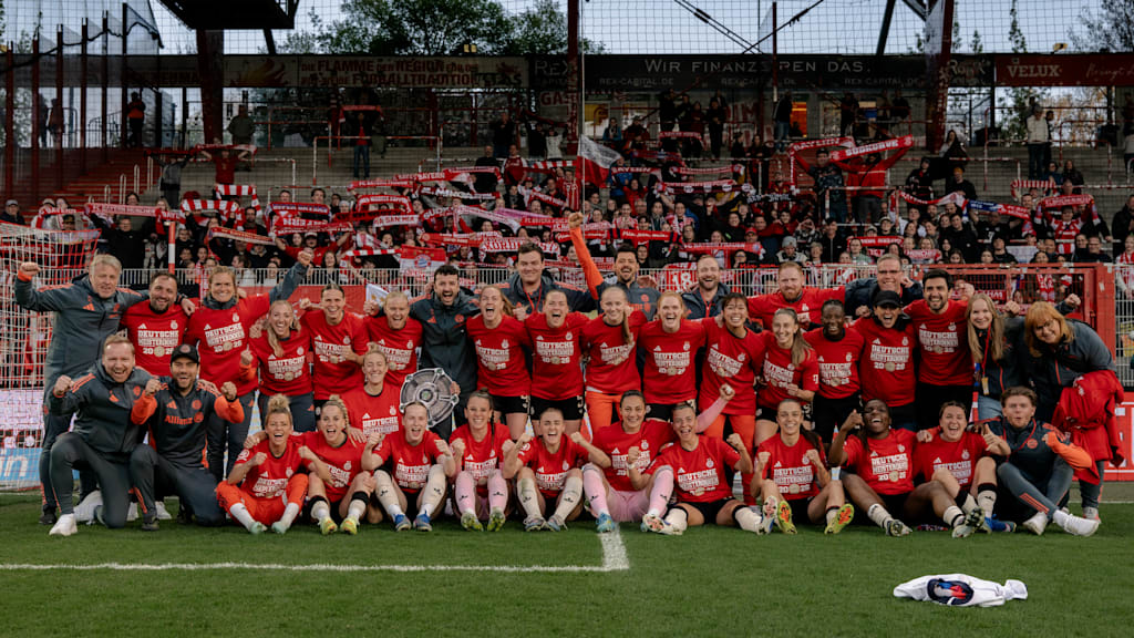 Die Mannschaft des FC Bayern bei einem Gruppenfoto in T-Shirts mit der Aufschrift "Deutsche Meisterinnen 2026".