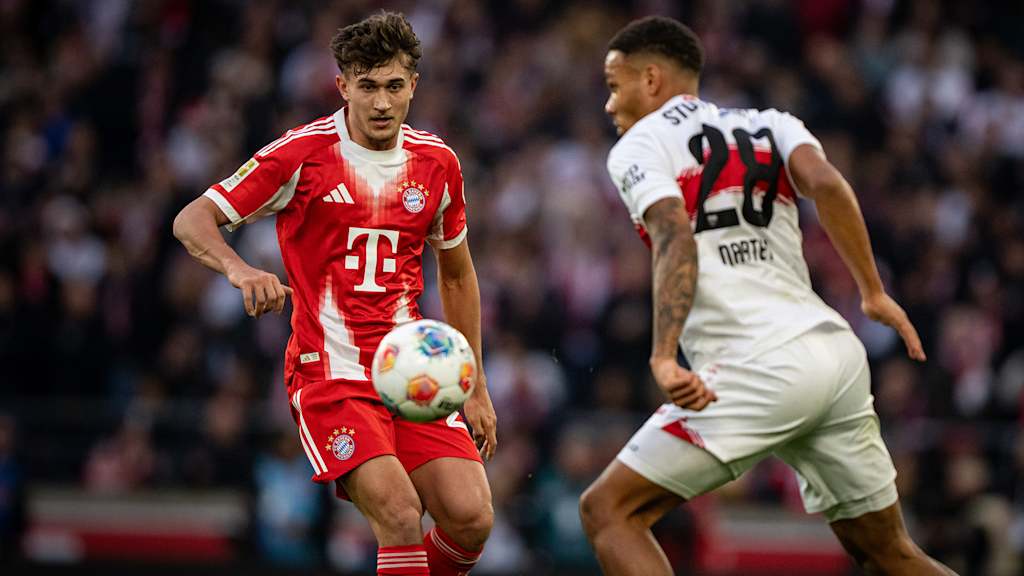 Tom Bischof am Ball im Bundesliga-Spiel des FC Bayern beim VfB Stuttgart