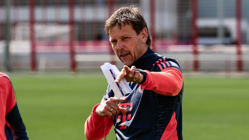 Holger Seitz gibt Anweisungen im Training der FC Bayern Amateure
