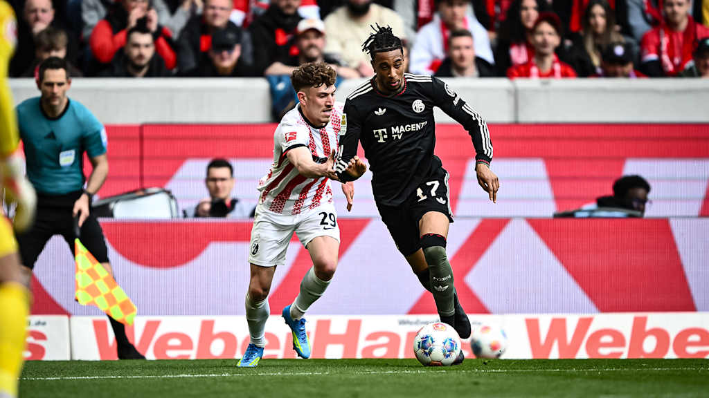 Michael Olise mit Ball am Fuß während des Gastspiels des FC Bayern in der Bundesliga beim SC Freiburg