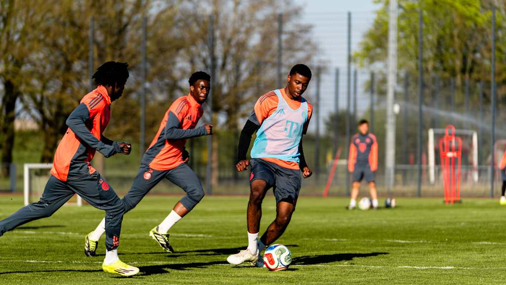 Allen Junior Lambe passt den Ball.