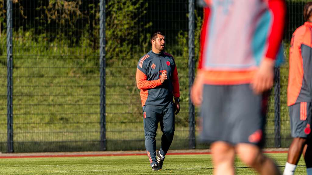 Peter Gaydarov erklärt im Training der FC Bayern U19.