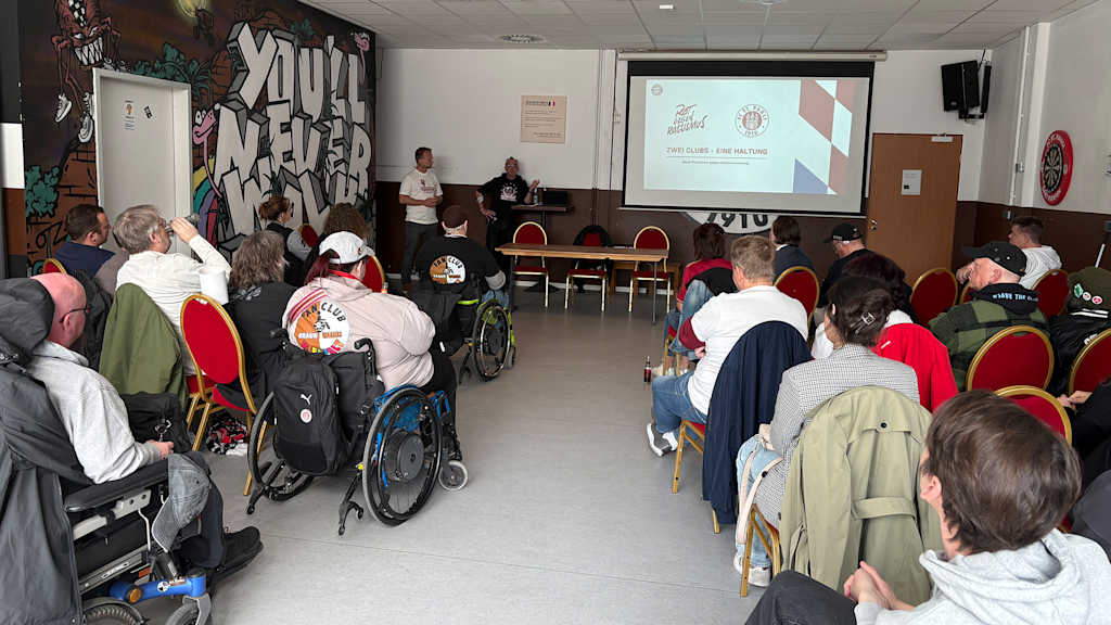 Workshop für Mitglieder des FC Bayern und des FC St. Pauli gegen Diskriminierung