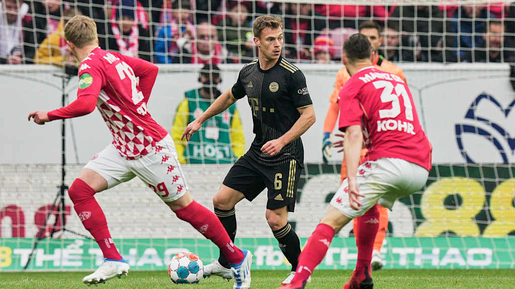 Joshua Kimmich spielt einen Pass im Spiel gegen Mainz 05