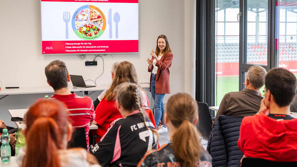 Eva Busam, Ernährungsberaterin Nachwuchsfußball beim FC Bayern, hält eine Präsentation
