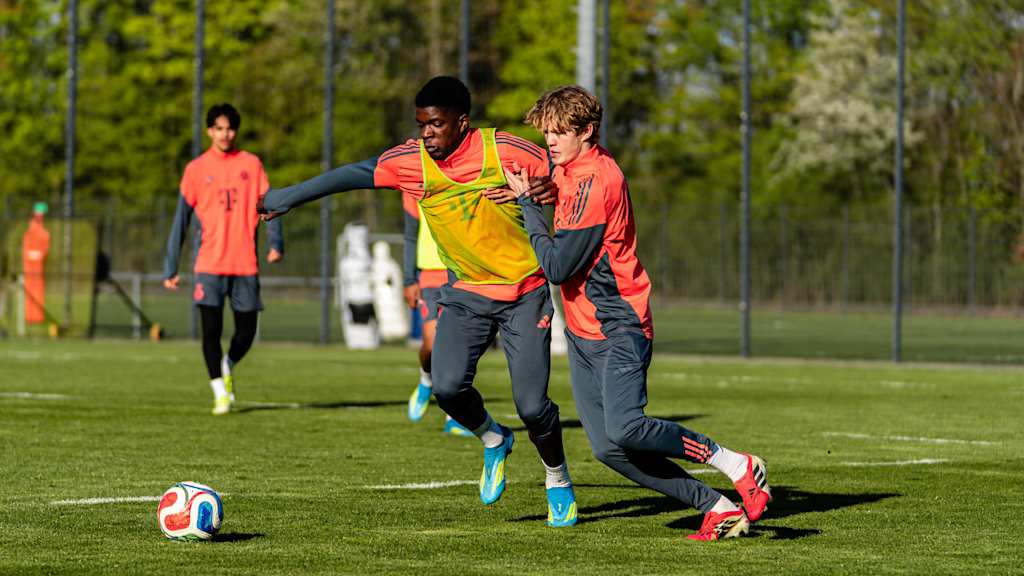 Bastian Assomo und Philipp von Taube im Zweikampf um den Ball.