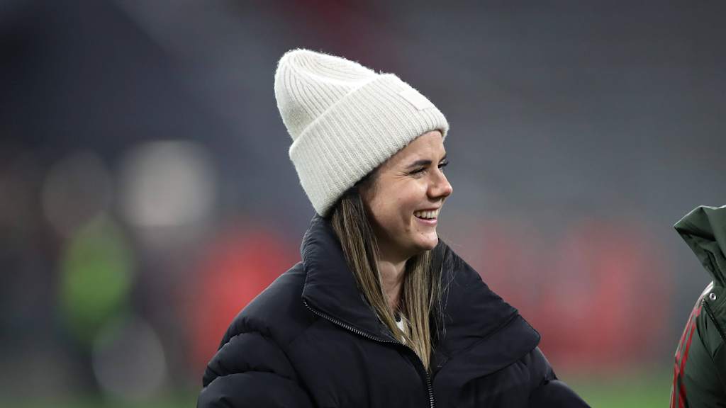 Sarah Zadrazil lächelnd in der Allianz Arena