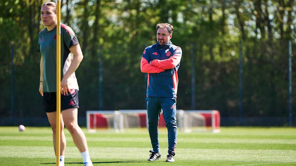 José Barcala während einer Trainingseinheit der FCB-Frauen.