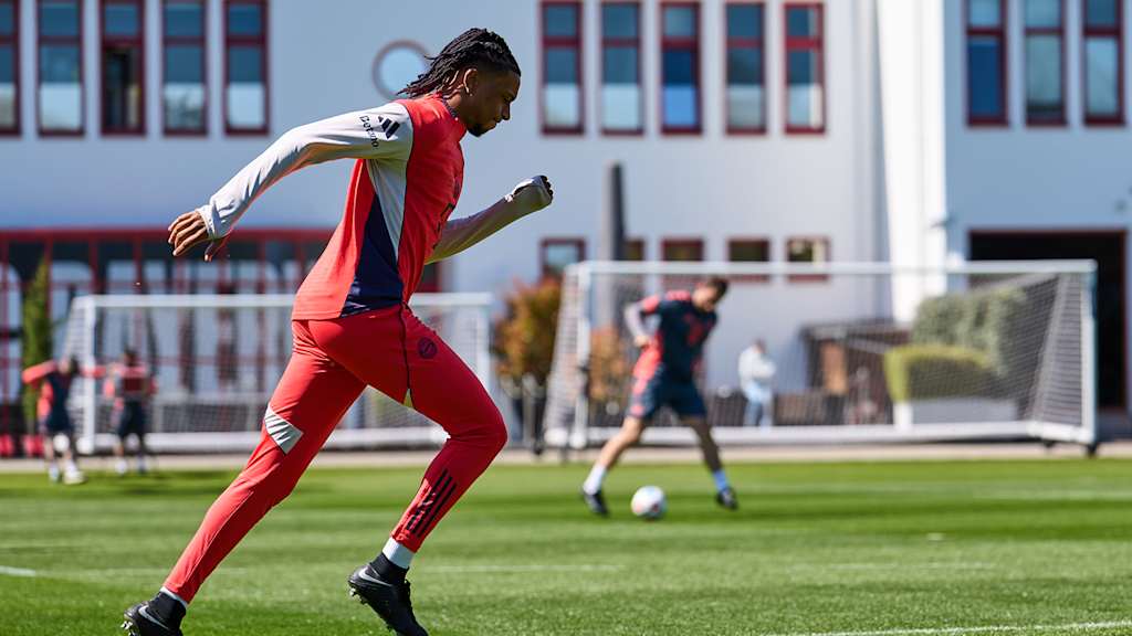 Michael Olise setzt zum Sprint an im Abschlusstraining des FC Bayern vor dem Bundesliga-Spiel in Mainz