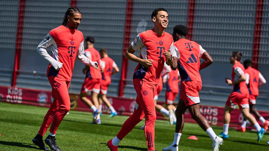 Jamal Musiala läuft lächelnd vor Michael Olise im Abschlusstraining des FC Bayern vor dem Bundesliga-Spiel in Mainz