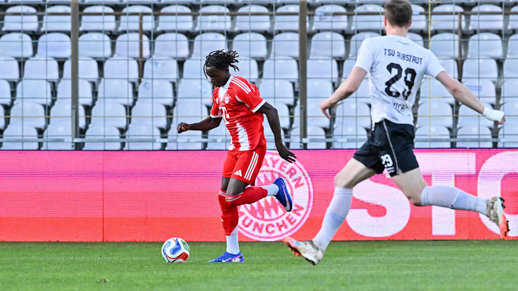 Aristide Hentcho Nseke im Bayern-Trikot im Grünwalder Stadion am Ball.