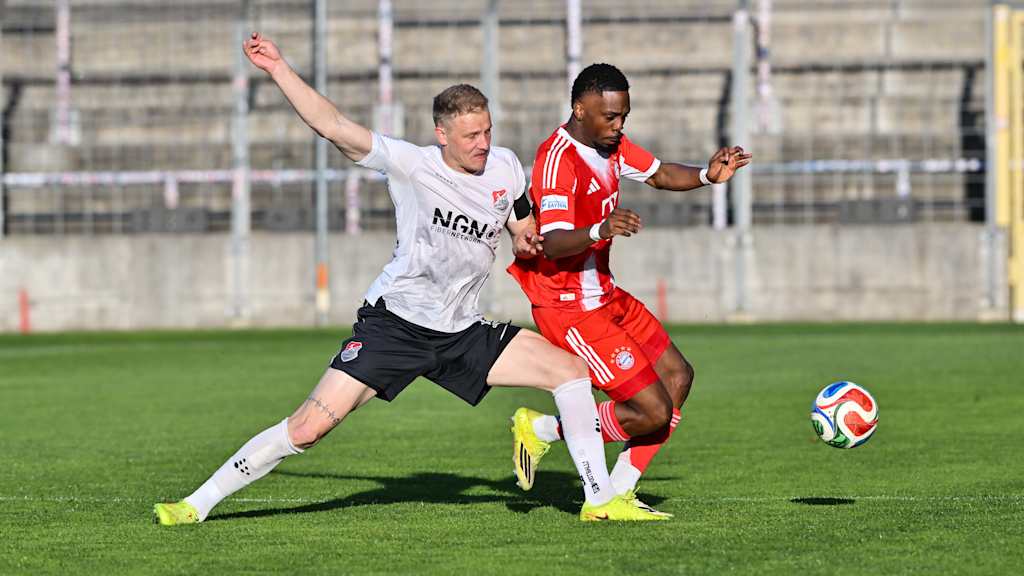 Michael Scott im Zweikampf im Grünwalder Stadion.