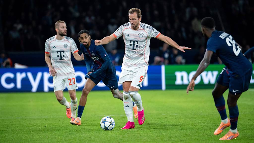 Harry Kane dribbelt mit dem Ball im Champions League-Spiel des FC Bayern bei Paris Saint-Germain.