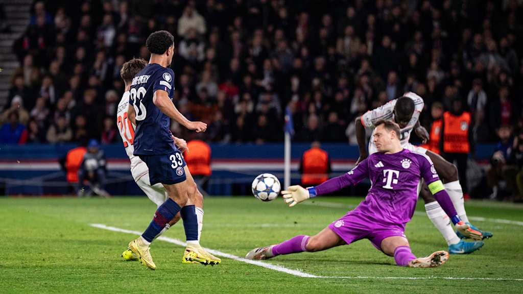 Manuel Neuer pariert stark im Champions League-Spiel des FC Bayern bei Paris Saint-Germain