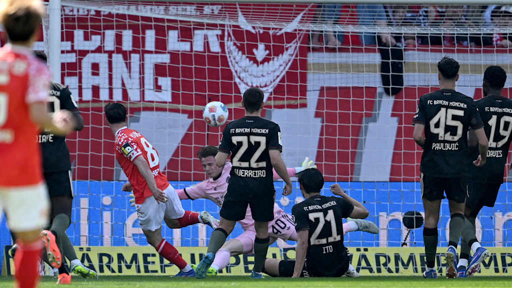 Paul Nebel erzielt das 2:0 im Bundesliga-Spiel des FC Bayern beim 1. FSV Mainz 05