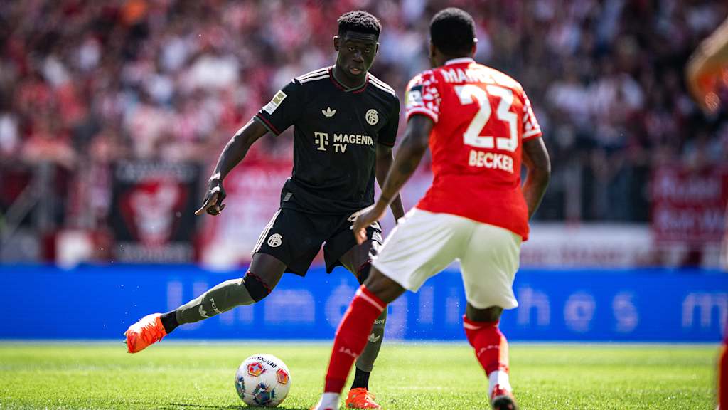 Bara Sapoko am Ball im Bundesliga-Spiel des FC Bayern beim 1. FSV Mainz 05