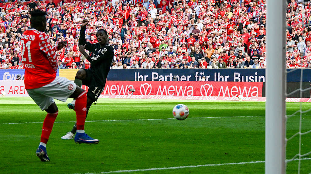 Nicolas Jackson trifft zum 1:3 im Bundesliga-Spiel des FC Bayern beim 1. FSV Mainz 05