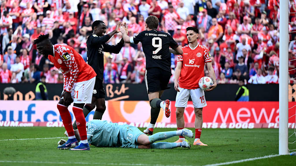 Harry Kane schlägt ein mit Nicolas Jackson nach dem 4:3 im Bundesliga-Spiel des FC Bayern beim 1. FSV Mainz 05