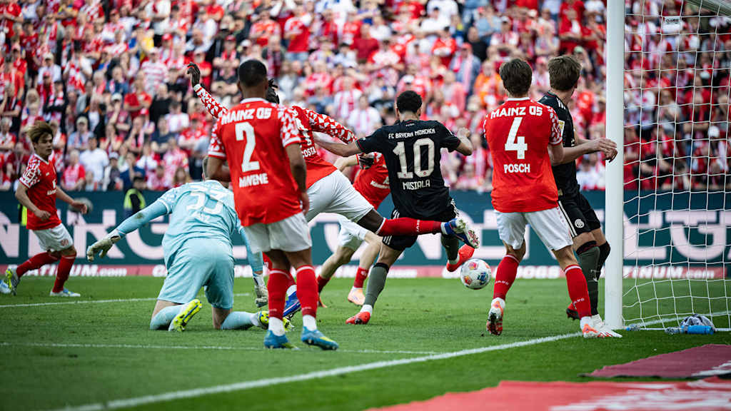 Jamal Musiala stochert den Ball zum 3:3 über die Linie im Bundesliga-Spiel des FC Bayern beim 1. FSV Mainz 05