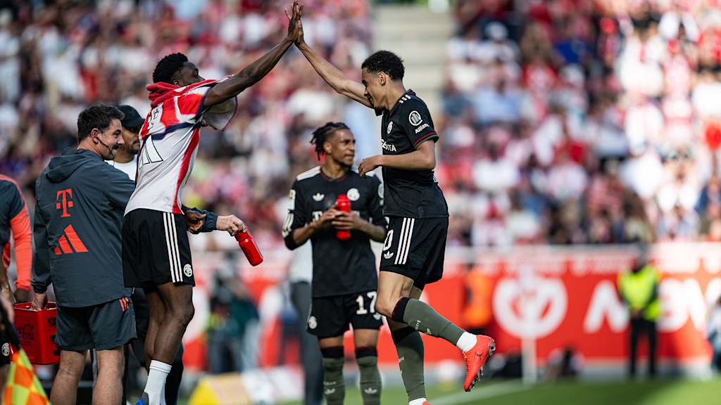 Alphonso Davies und Jamal Musiala klatschen ein nach dem 3:3 im Bundesliga-Spiel des FC Bayern beim 1. FSV Mainz 05