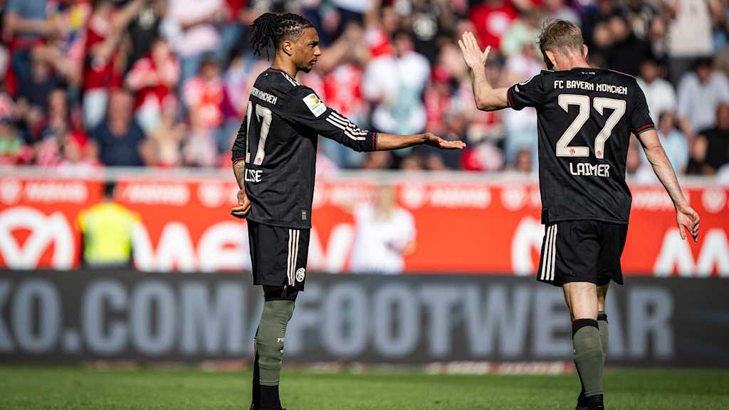 Konrad Laimer gratuliert Michael Olise nach dem 2:2 im Bundesliga-Spiel des FC Bayern beim 1. FSV Mainz 05