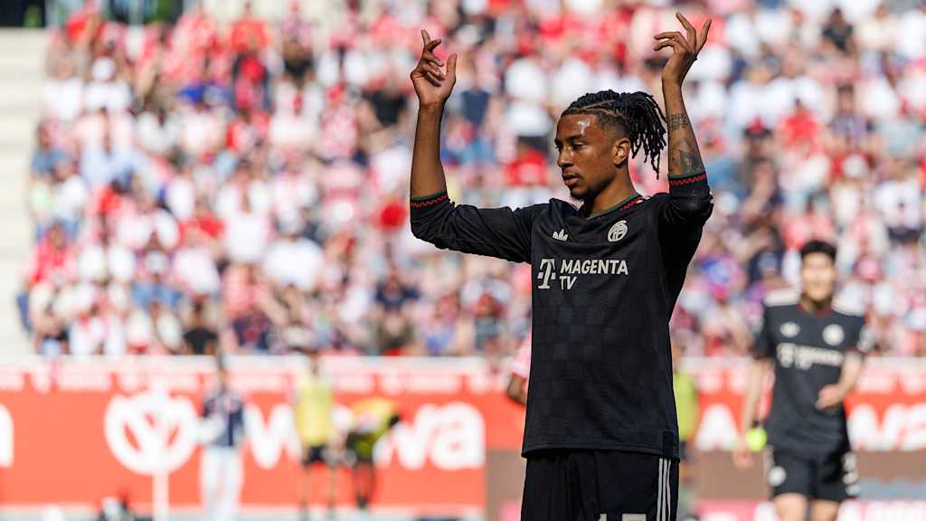 Michael Olise streckt die Finger hoch zum Jubel nach dem 3:" im Bundesliga-Spiel des FC Bayern beim 1. FSV Mainz 05