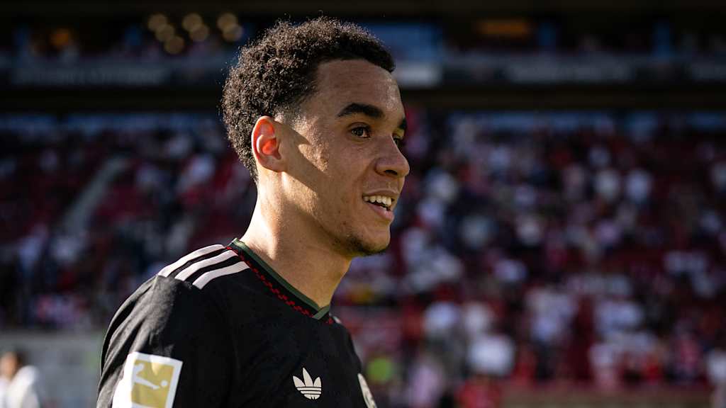 Jamal Musiala nach dem Bundesliga-Spiel des FC Bayern beim 1. FSV Mainz 05.