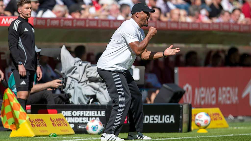 Vincent Kompany gibt lautstark Anweisungen an der Seitenlinie im Bundesliga-Spiel des FC Bayern beim 1. FSV Mainz 05